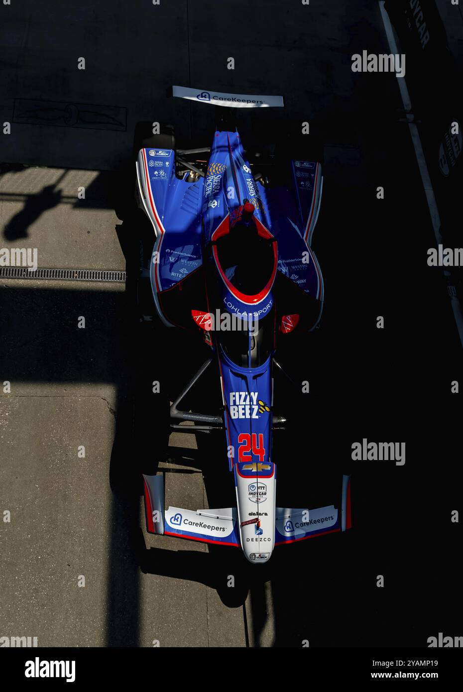 Die Crew von Dreyer Reinbold Racing Chevrolet rollt ihren Rennwagen zur Boxenstraße aus, bevor sie für den Indianapolis 500 im Indianapolis Motor SPE trainieren Stockfoto