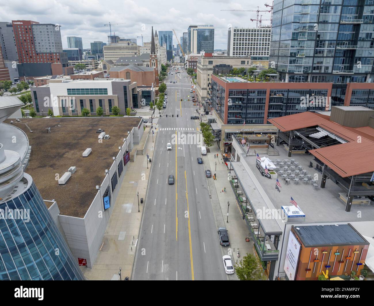 Luftaufnahme der Stadt Nashville, TN am Cumberland River. Die Stadt ist die Hauptstadt des Volunteer State Stockfoto