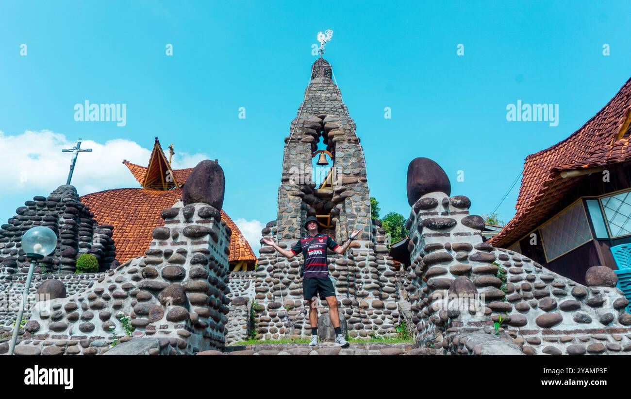 Touristenurlaub in puh sarang, der berühmten Kirche in kediri (Indonesien) aus Stein Stockfoto