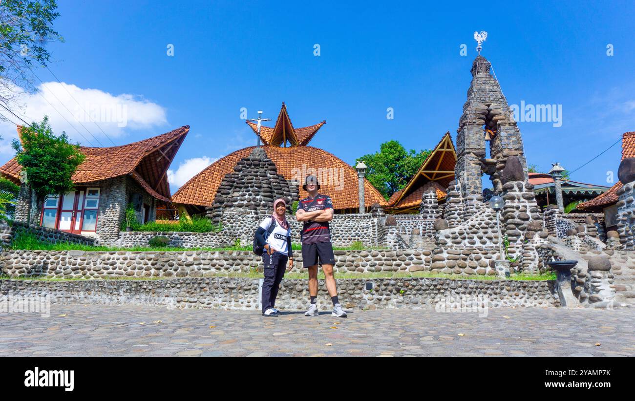 Touristenurlaub in puh sarang, der berühmten Kirche in kediri (Indonesien) aus Stein Stockfoto