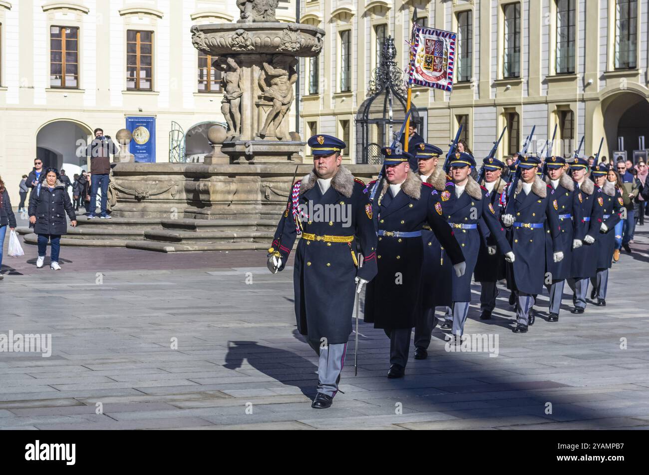 PRAG, TSCHECHISCHE REPUBLIK, 15. FEBRUAR: Soldaten der Prager Schlosswache marschieren zur Zeremonie der Ehrenwache am 15. Februar 20 Stockfoto