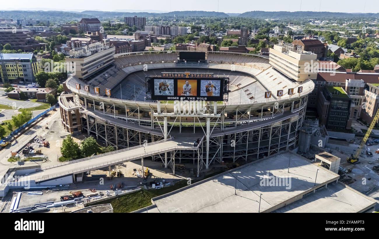 Ein Blick aus der Vogelperspektive auf das Neyland Stadium zeigt ein massives, ikonisches Gebäude, eingebettet am Tennessee River, mit seiner markanten Schalenform und Sitzgelegenheiten für Stockfoto