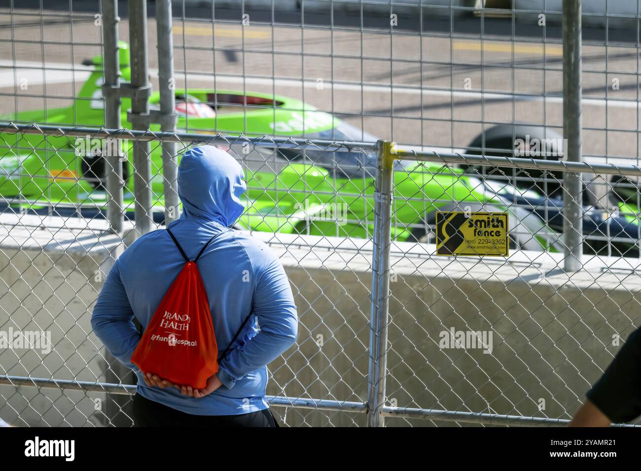 Fans sehen die Rennaktivitäten während des Grand Prix von Sankt Petersburg auf dem temporären Kurs von Sankt Petersburg in St. Petersburg, FL, USA, Nein Stockfoto