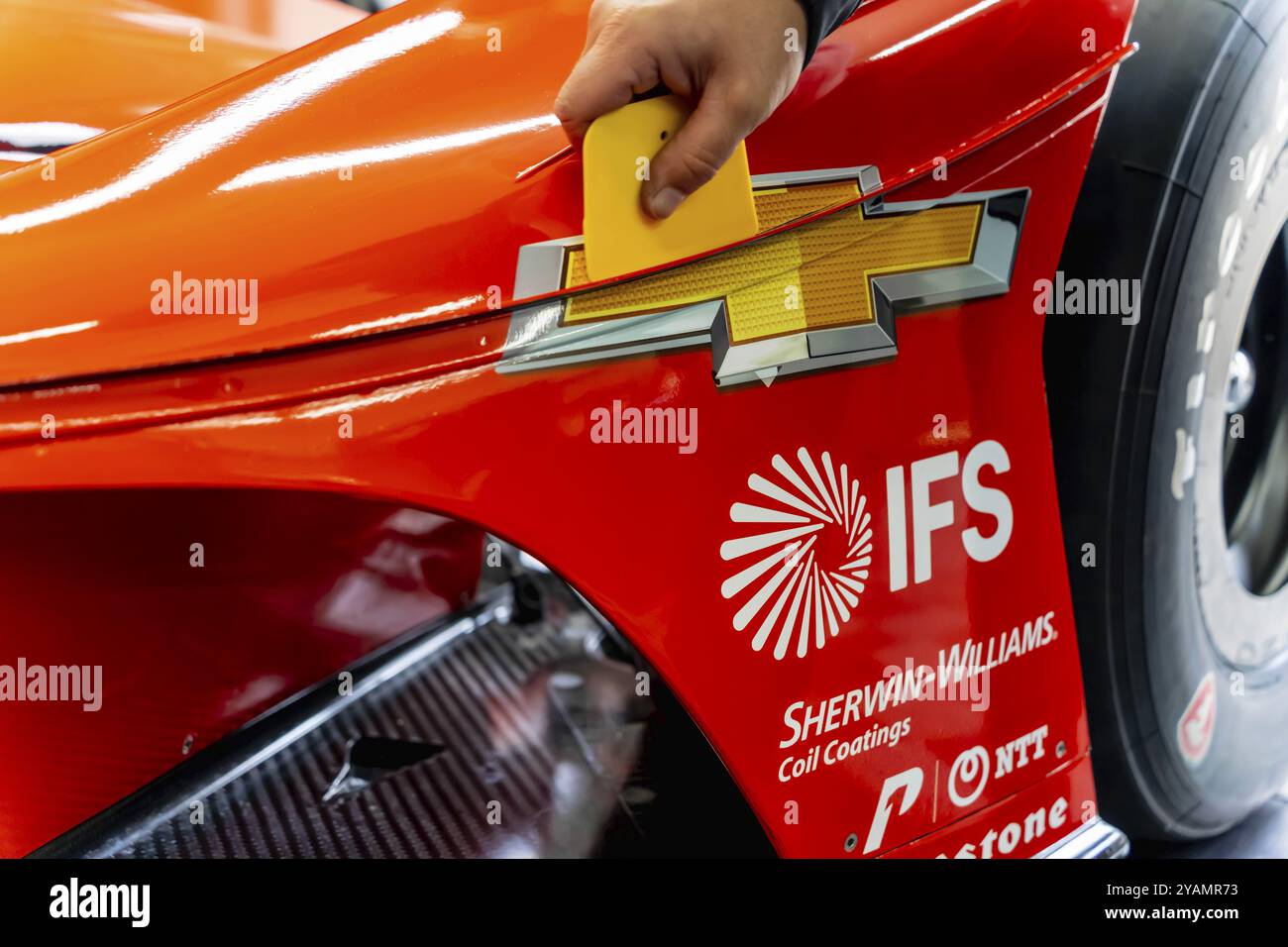 Crew-Mitglieder von AJFoyt Racing bereiten ihren Rennwagen für die Indianapols 500 in Indianapolis, USA, Nordamerika vor Stockfoto