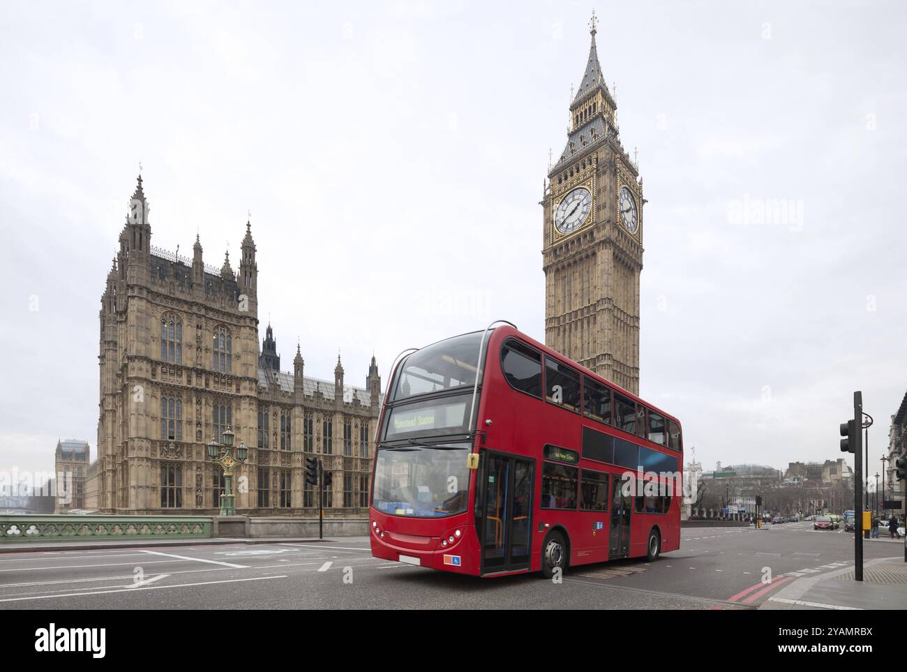 Big Ben mit rotem Doppeldecker in London, Großbritannien. Cityscape-Aufnahme mit Neigungs-/Verstellobjektiv für vertikale Aufnahmen Stockfoto