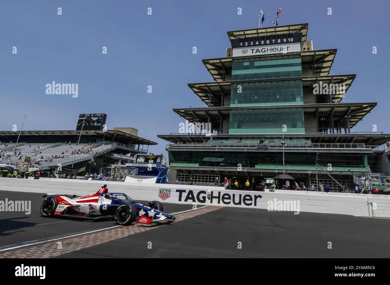 Der INDYCAR-Fahrer SANTINO FERRUCCI (14) aus Woodbury, Connecticut, überquert den Ziegelhof während einer Übungseinheit für die Indianapols 500 bei der in Stockfoto