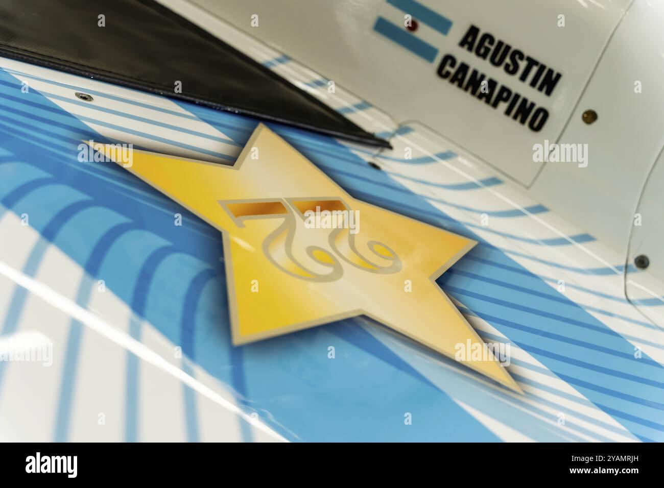 Crew-Mitglieder von Juncos Hollinger Racing bereiten ihren Rennwagen für die Indianapols 500 in Indianapolis vor Stockfoto