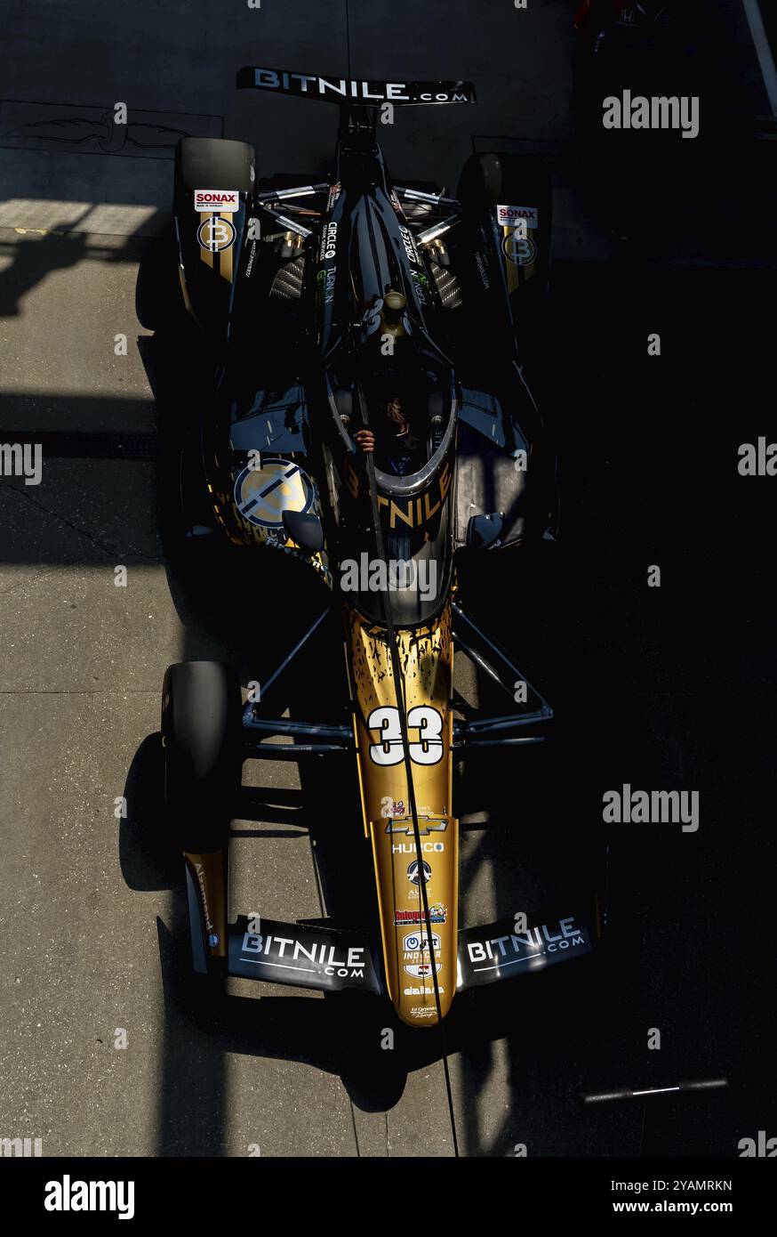 Die Crew von Ed Carpenter Racing Chevrolet rollt ihren Rennwagen aus, um die Straße zu begraben, bevor sie für den Indianapolis 500 auf dem Indianapolis Motor Speedw trainieren Stockfoto