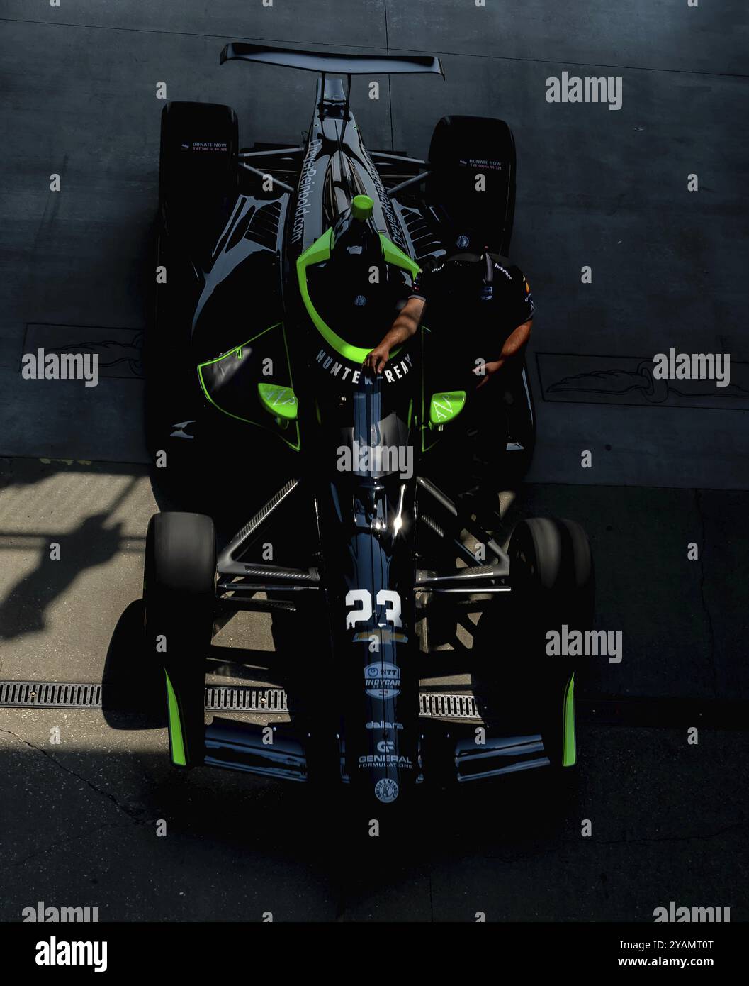 Die Crew von Dreyer Reinbold Racing Chevrolet rollt ihren Rennwagen zur Boxenstraße aus, bevor sie für den Indianapolis 500 im Indianapolis Motor SPE trainieren Stockfoto