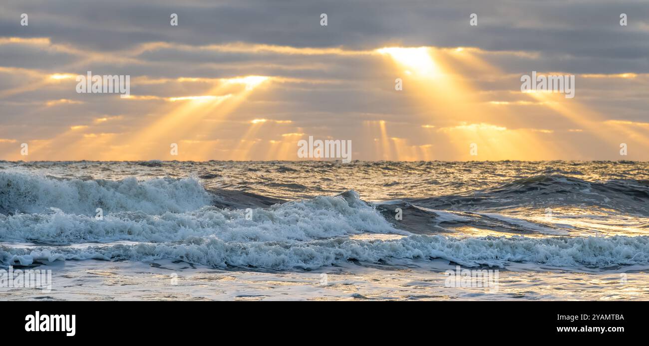 Sonnenstrahlen erleuchten die Atlantikküste kurz nach Sonnenaufgang in Jacksonville Beach, Florida. (USA) Stockfoto