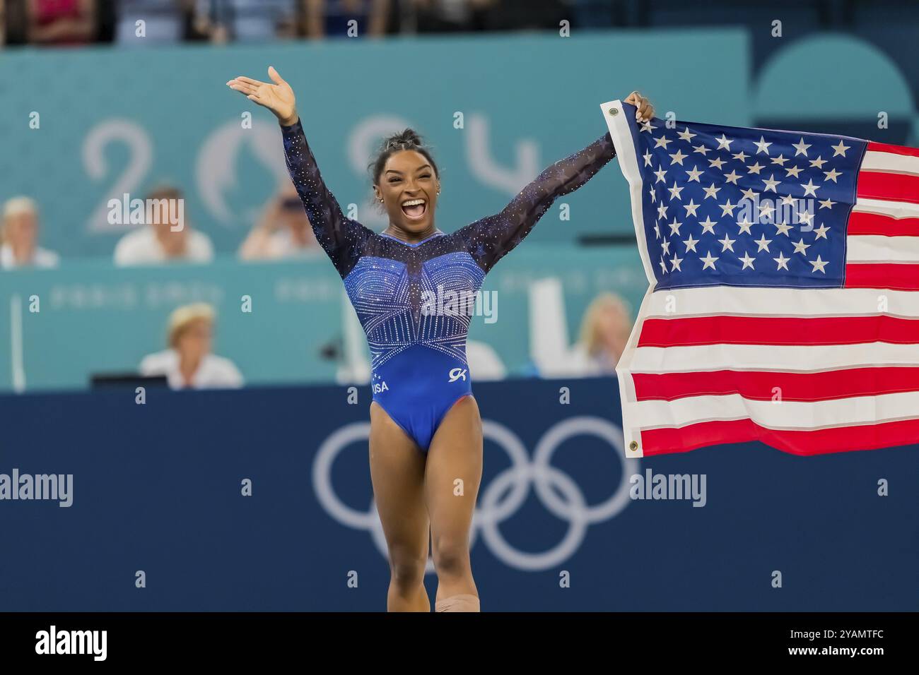 Simone Biles (USA) aus den USA feiert mit den Fans nach dem Gewinn des Artistic Gymnastics Women's All-Around Final in der Bercy Arena Dur Stockfoto