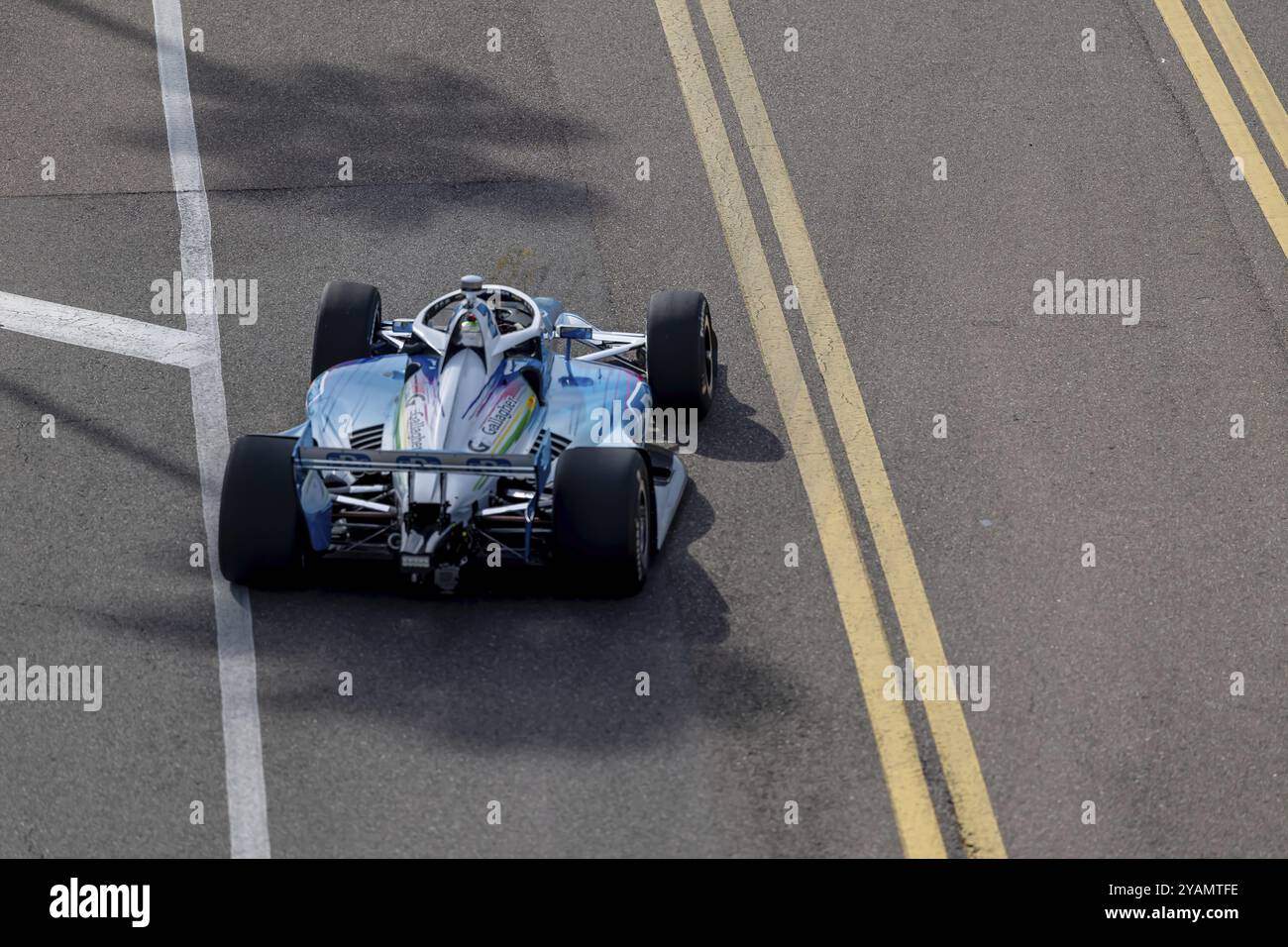 Der Fahrer der INDYCAR Series JOSEF NEWGARDEN (2) aus Nashville, Tennessee, reist während eines Trainings zum Firestone Grand Prix o durch die Kurven Stockfoto