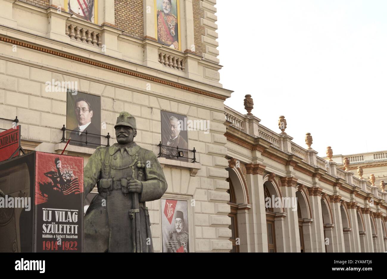 Während der Ausstellung des Kriegsmuseums stehen vor dem historischen Museum in Budapest Skulpturen von Soldaten Stockfoto