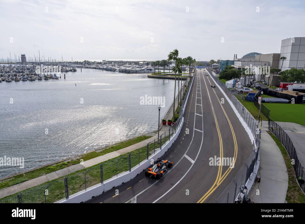 Der INDYCAR Series-Fahrer PATO OWARD (5) aus Monterey, Mexiko, reist während einer Trainingseinheit zum Firestone Grand Prix von St. PET durch die Kurven Stockfoto