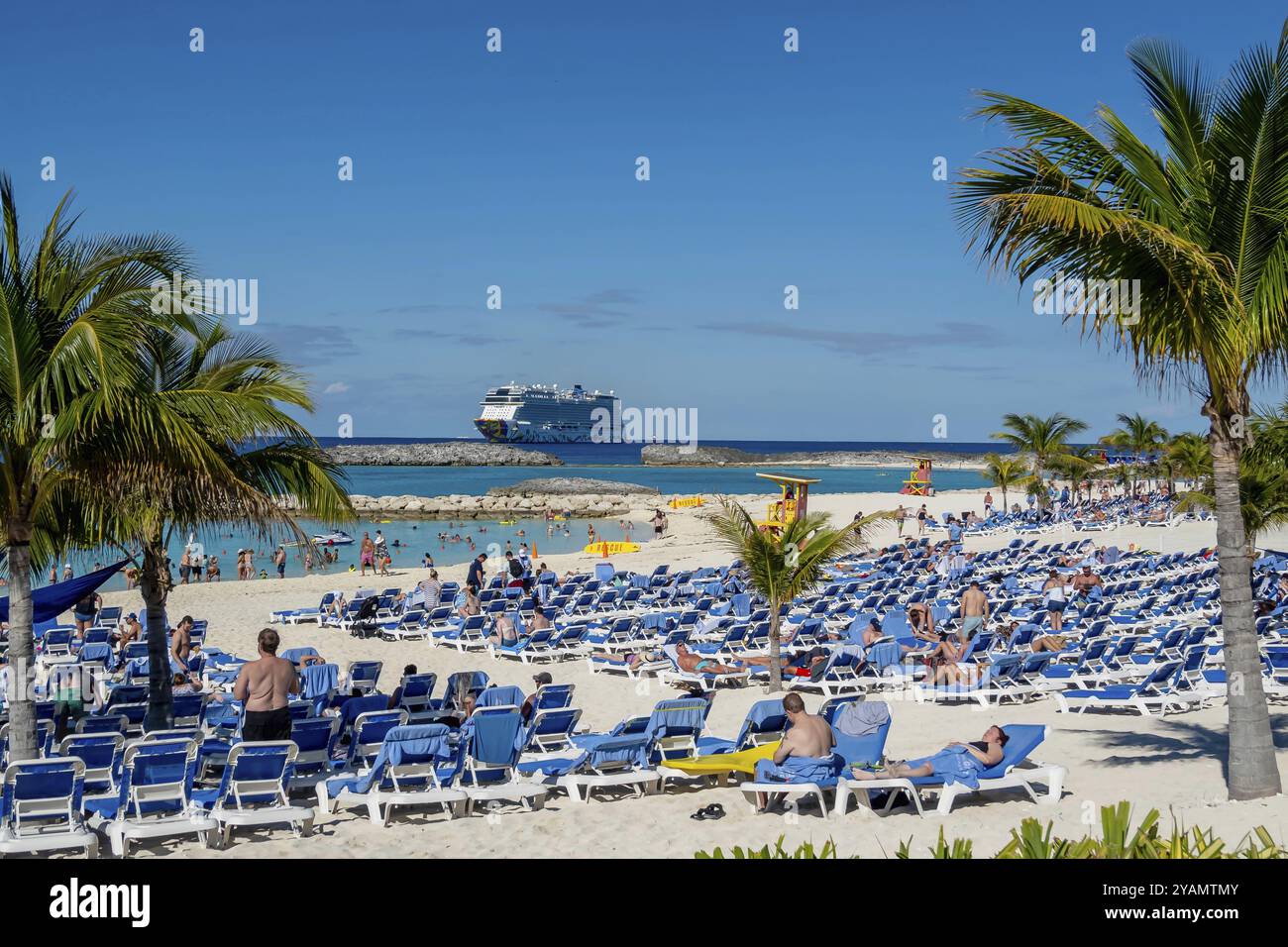 Caribbean Marvel: Norwegian Encore enthüllt anmutig Great Stirrup Cay, Ein privates Paradies auf den Bahamas, das Urlauber in sonnenverwöhnter Glückseligkeit begrüßt Stockfoto