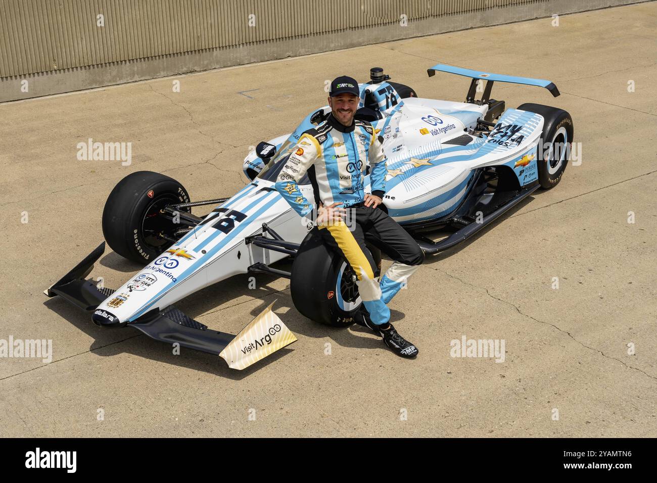 Juncos Hollinger INDYCAR-Fahrer AGUSTIN HUGO CANAPINO (R) (78) aus Arrecifes, Argentinien, posiert mit seiner Sonderlackierung zum Gedenken an den AR 2022 Stockfoto