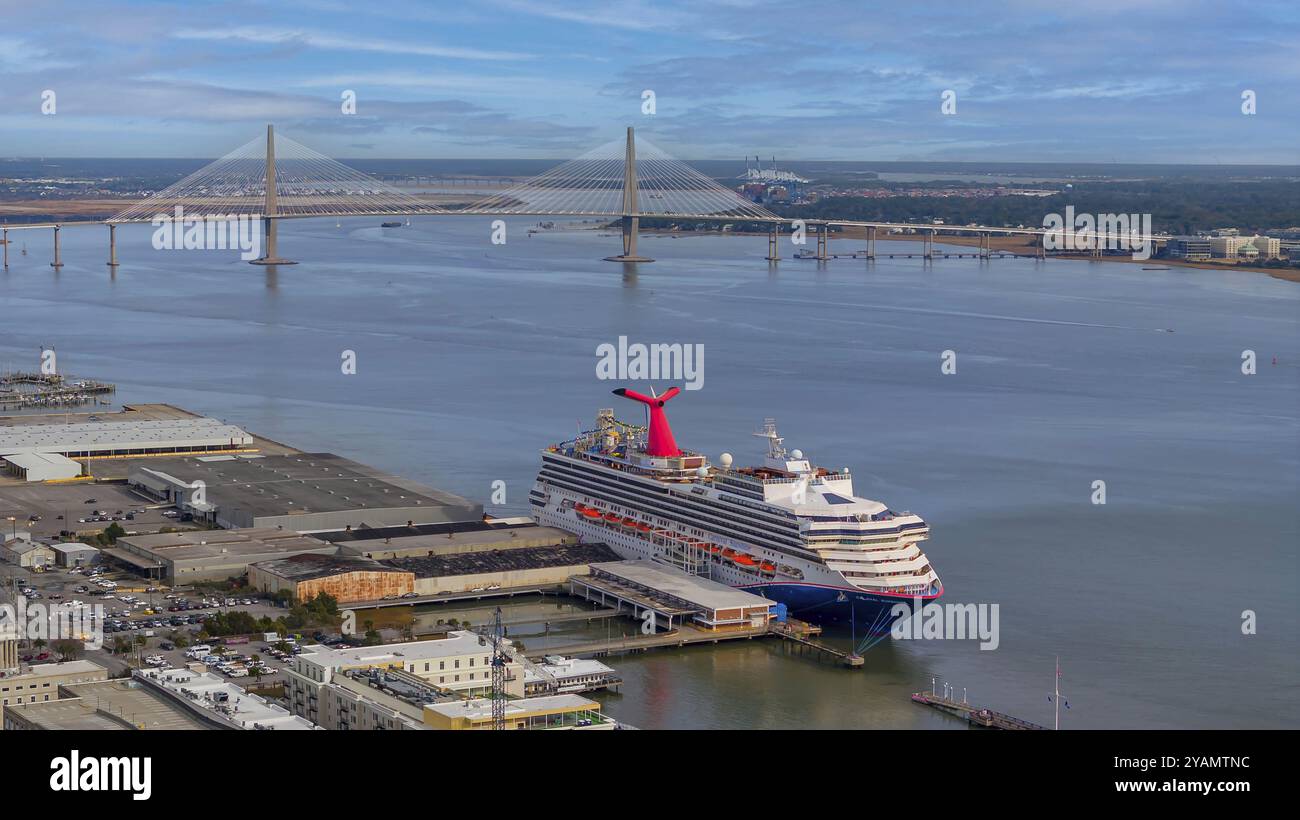 Carnival Sunshine, zurück von einer 5-tägigen Karibikkreuzfahrt, ist Charleston Harbor, SC, ein lebendiges Symbol für maritimes Abenteuer und Freizeit Stockfoto