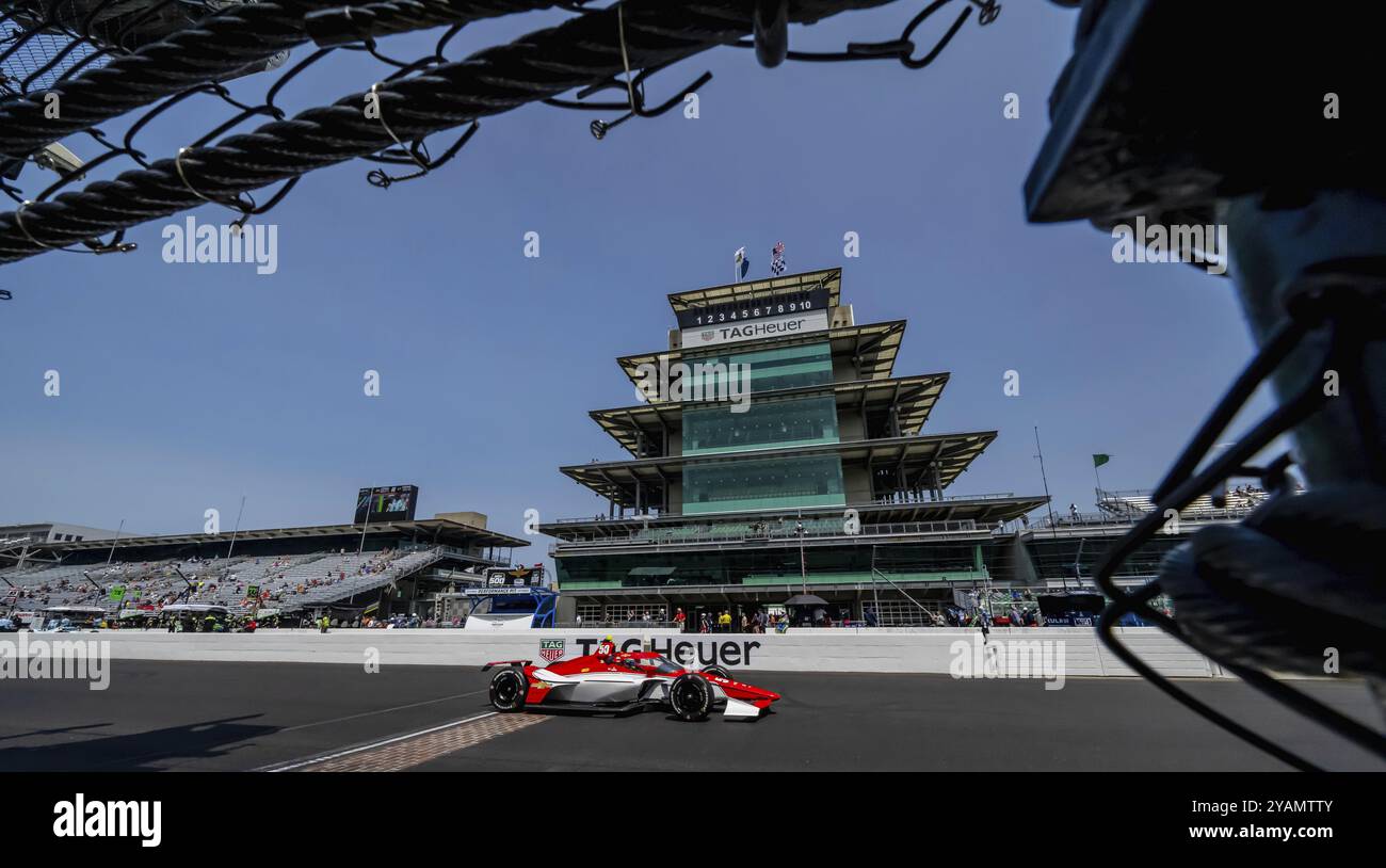 DER INDYCAR-Fahrer RC ENERSON (50) aus New Port Richey, Florida, überquert den Ziegelhof während einer Trainingseinheit für die Indianapols 500 in Indien Stockfoto