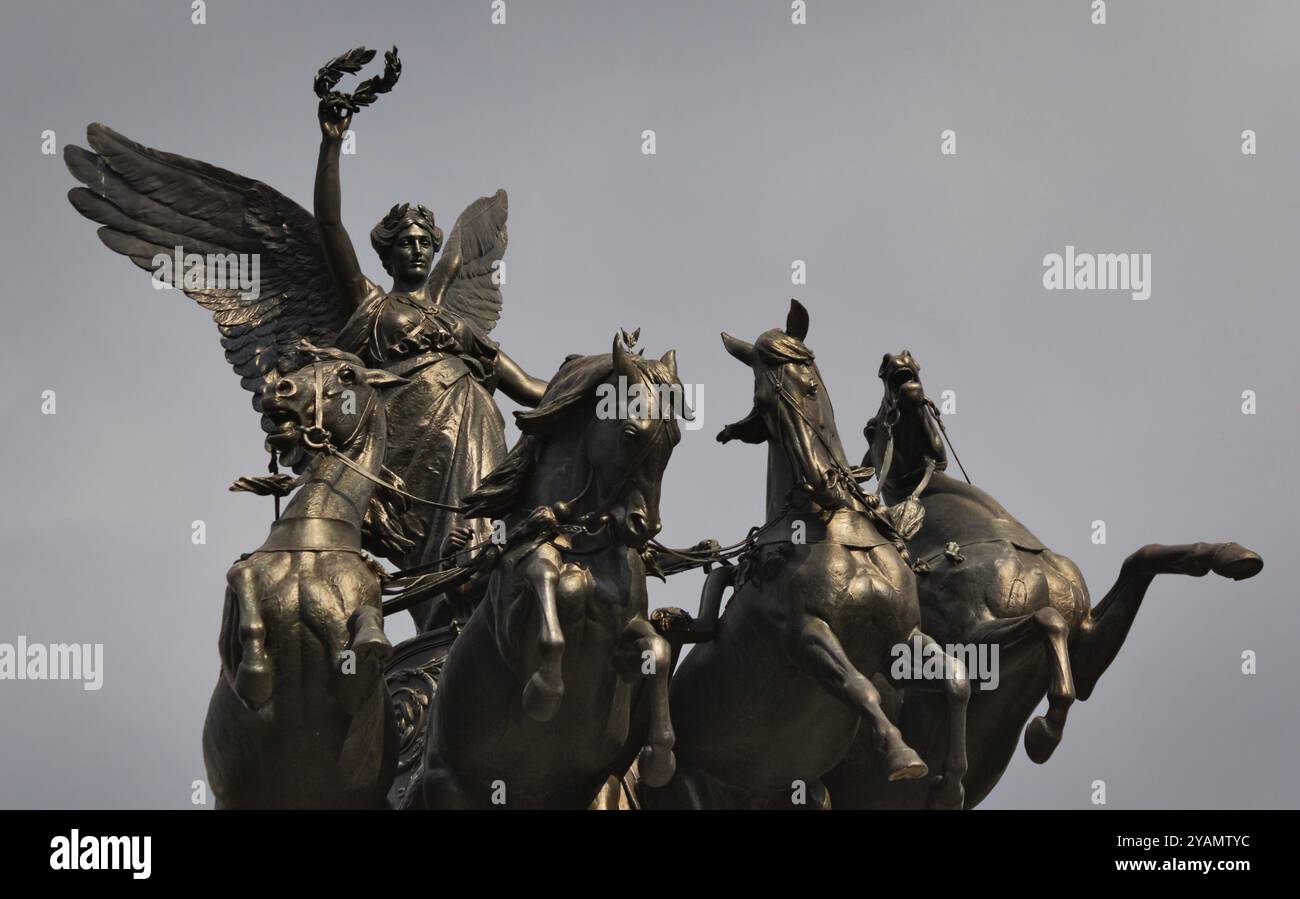 Der Wellington Arch, auch als Constitution Arch oder Green Park Arch bekannt, ist ein Triumphbogen an der Kreuzung Hyde Park Corner am südöstlichen Ende von Stockfoto
