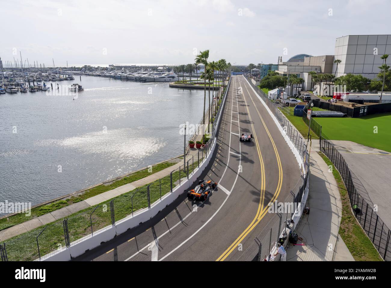 Der INDYCAR Series-Fahrer PATO OWARD (5) aus Monterey, Mexiko, reist während einer Trainingseinheit zum Firestone Grand Prix von St. PET durch die Kurven Stockfoto
