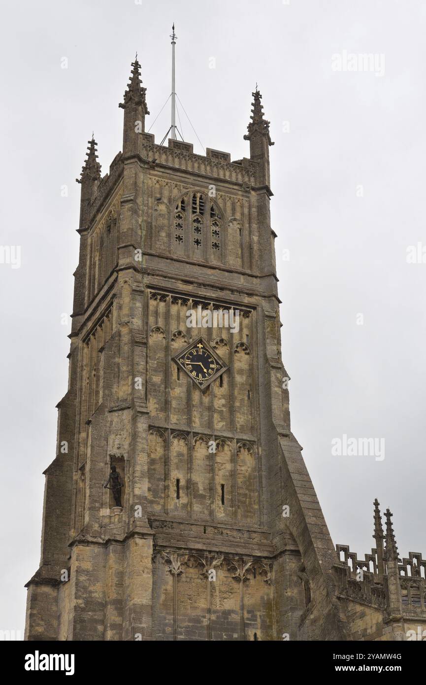 Dieses Foto zeigt den massiven Turm der Kirche St., John the Baptist, die im 15. Jahrhundert aus Cotswolds-Stein erbaut wurde Stockfoto