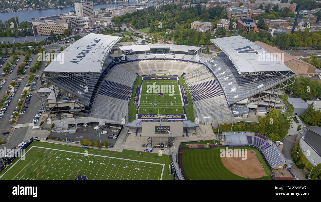 Das Husky Stadium (offiziell Alaska Airlines Field im Husky Stadium für Sponsoring-Zwecke) ist ein Fußballstadion im Norden Stockfoto
