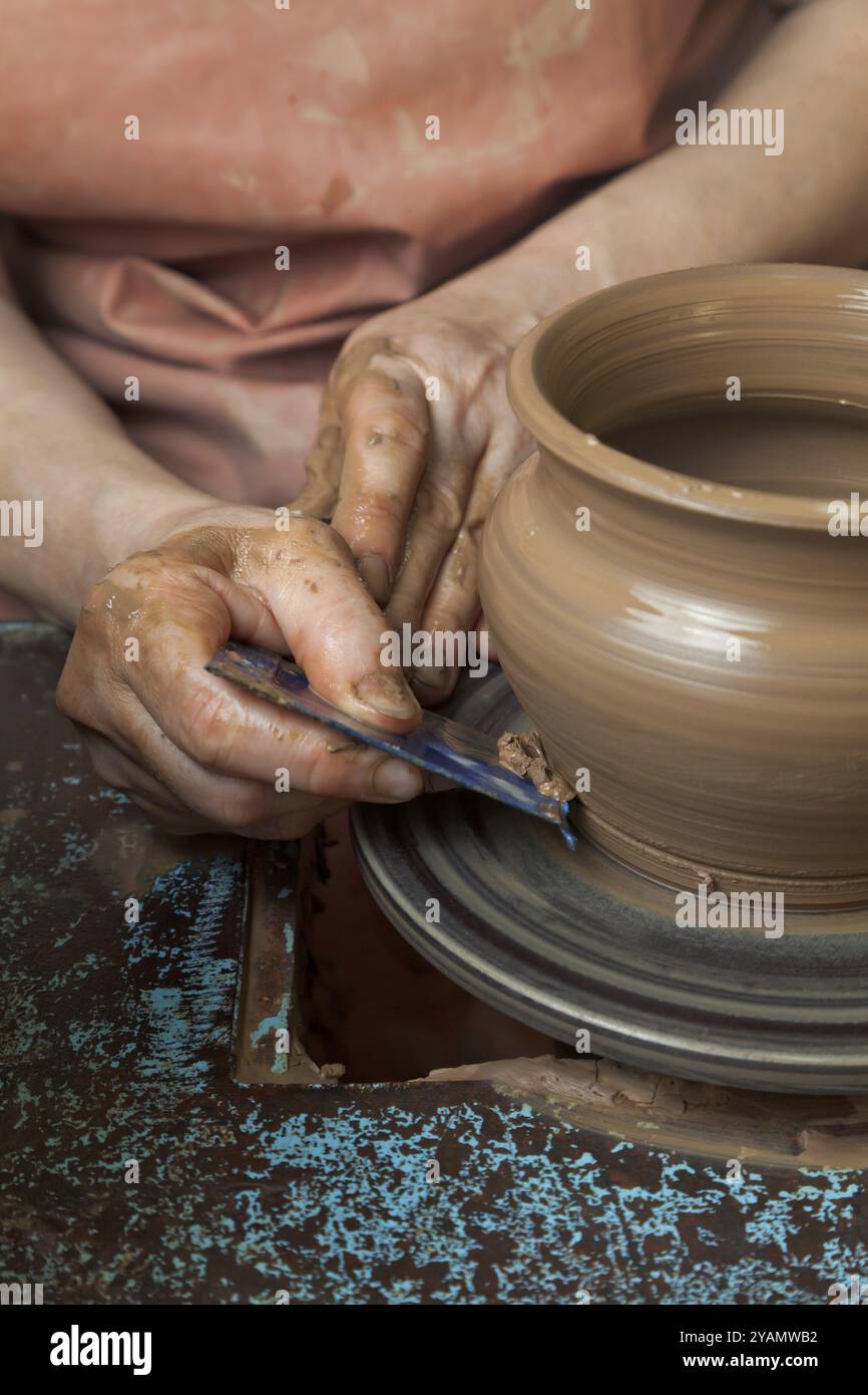 Die Hände eines Töpfers, ein irdenes Gefäß auf dem Kreis, Nahaufnahmen Stockfoto
