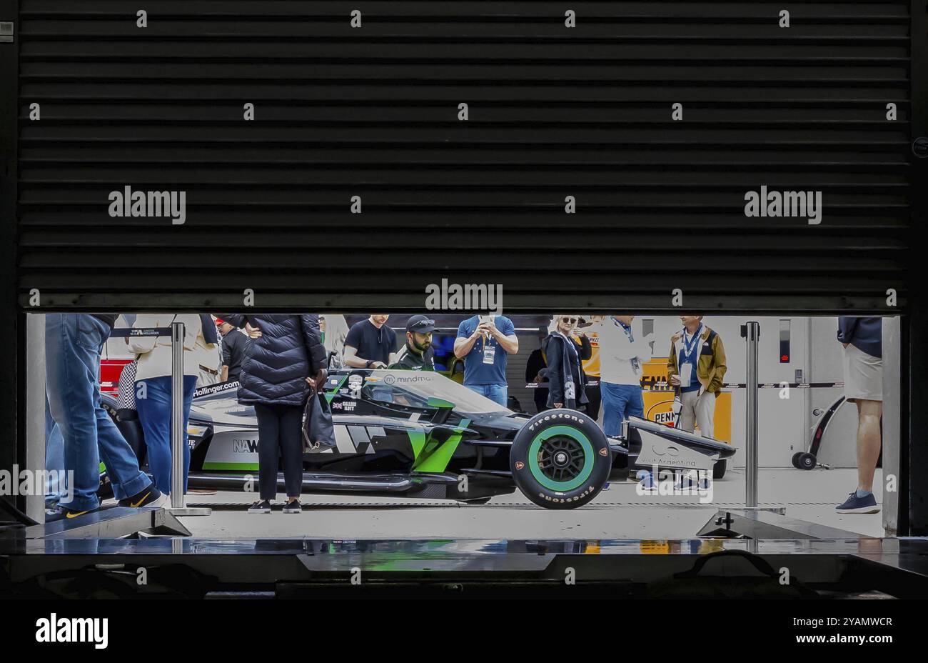 Crew-Mitglieder von Juncos Hollinger Racing bereiten ihren Rennwagen für die Indianapols 500 in Indianapolis vor Stockfoto