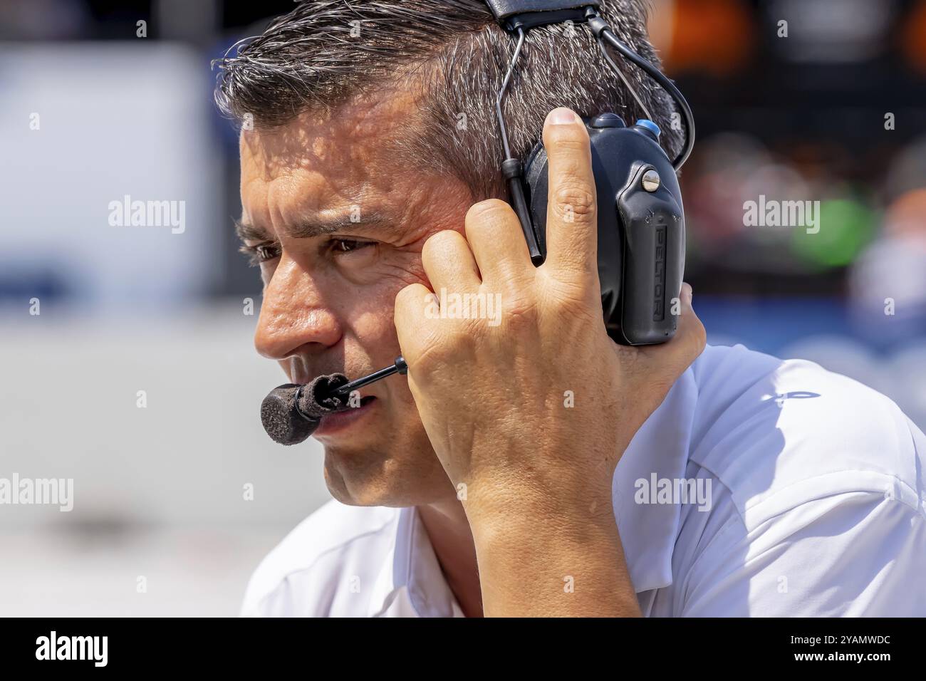 Teambesitzer RICARDO JUNCOS beobachtet sein Team bei der Arbeit an ihren Juncos Hollinger Racing Cars, bevor er für den Chevrolet Detroit Grand Prix ein Training absolviert Stockfoto