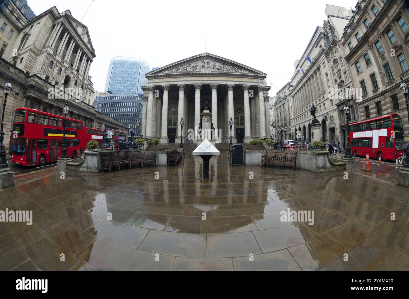 Blick auf das britische Finanzherz, die Bank of England und die Royal Exchange. Aufgenommene Fischaugenlinse Stockfoto