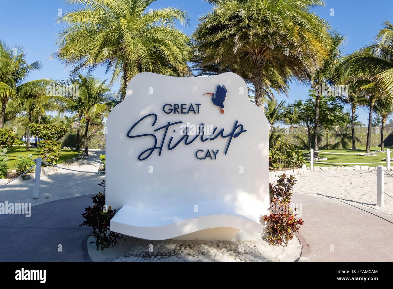 Atemberaubender Great Stirrup Cay: Smaragdgrüne Gewässer, unberührte Strände und üppiges Grün zeichnen eine Postkartenszene auf den idyllischen Berry Islands of the aus Stockfoto