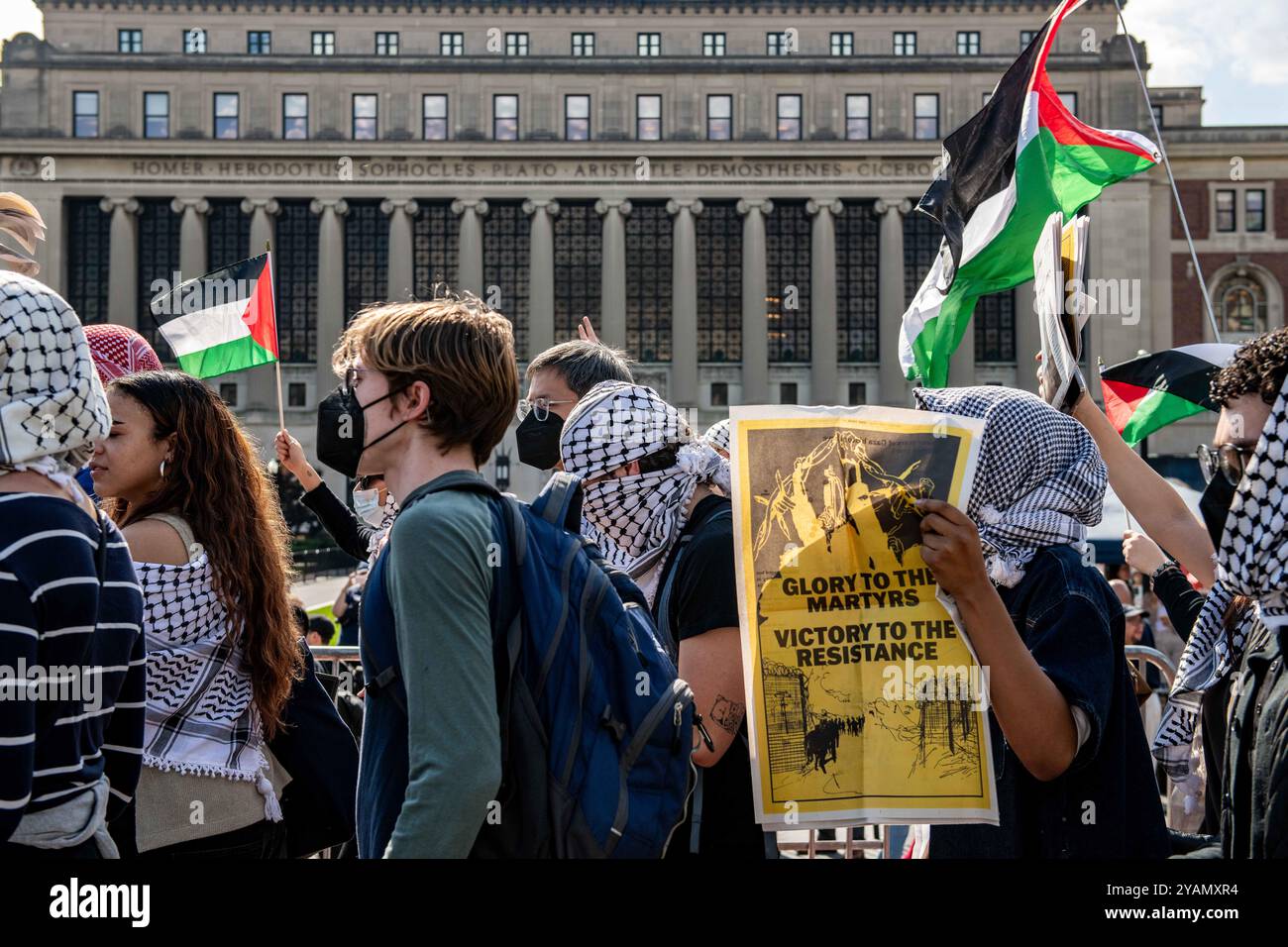 Manhattan, USA. Oktober 2024. Pro-palästinensische Studenten marschieren während der Kundgebung vor dem Alma-Mater-Gebäude der Columbia University. Im Innenhof der Universität fand ein pro-palästinensischer marsch und eine Kundgebung statt. Mehr als zweihundert Kolumbien-Studenten marschierten um die Universitätsbibliothek herum und trafen sich an der unteren Treppe des ersten Jahrestages des israelisch-palästinensischen Konflikts im Oktober 7/2023 auf. (Credit Image: © Roy de La Cruz/SOPA images via ZUMA Press Wire) NUR REDAKTIONELLE VERWENDUNG! Nicht für kommerzielle ZWECKE! Stockfoto