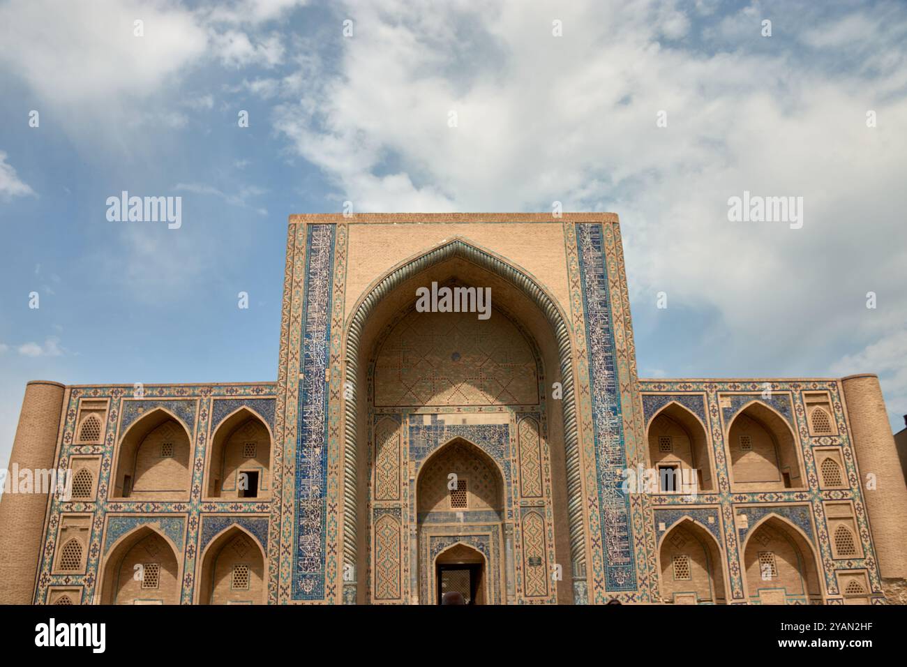Die Ulugbek Madrasa in Buchara, Usbekistan, ist ein bemerkenswertes Beispiel für islamische Architektur und Bildung aus dem 15. Jahrhundert. In Auftrag gegeben von der f Stockfoto