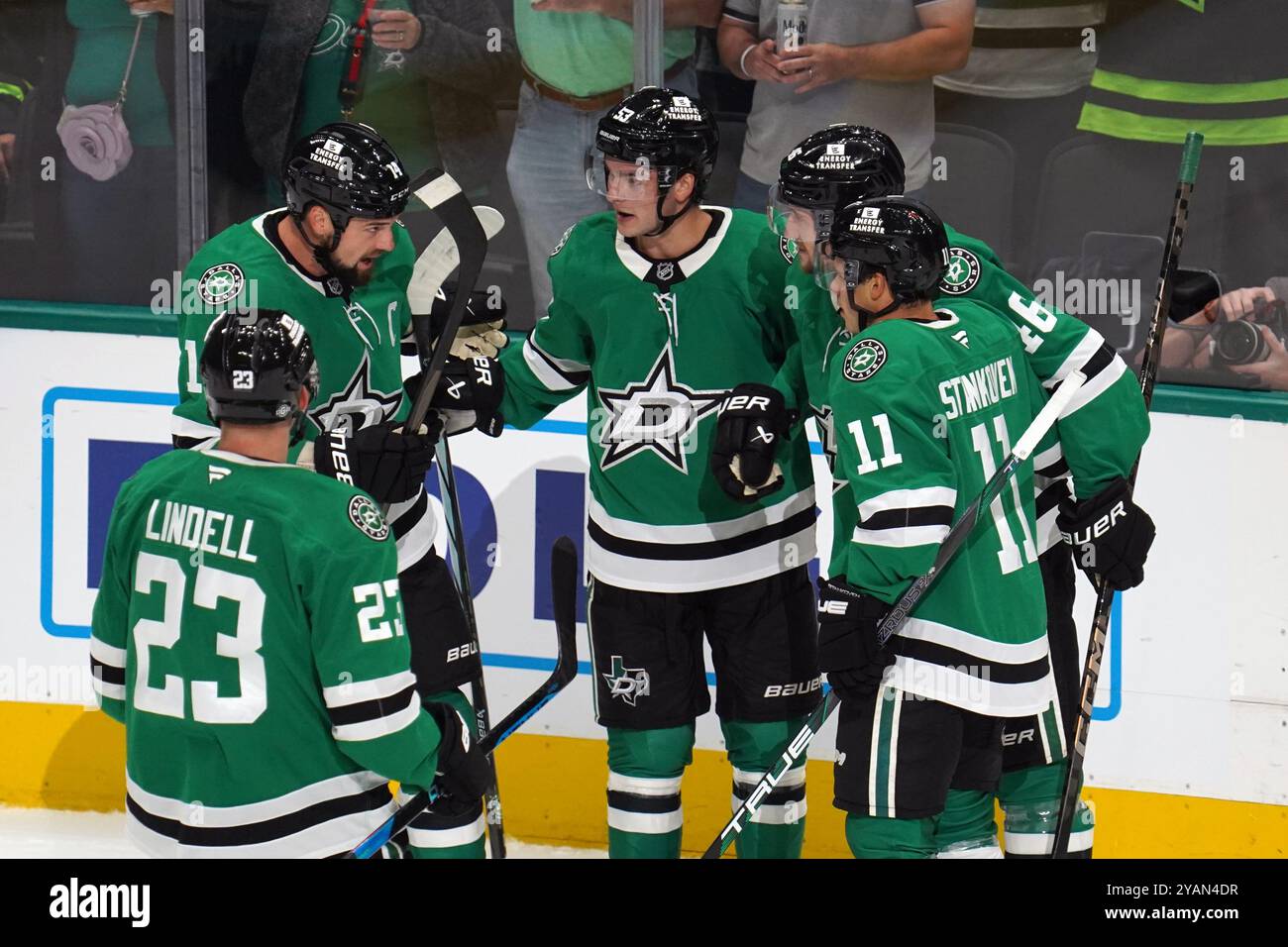 Dallas, Usa. Oktober 2024. Jamie Benn #14, ESA Lindell #23, Logan Stankoven #11 und Ilya Ljubushkin #46 von Dallas Stars sind beim NHL-Spiel zwischen den Dallas Stars und den Seattle Kraken im American Airlines Center auf dem Eis. Finale Dallas Stars 2-0 Seattle Kraken. Am 13. Oktober 2024 in Dallas, Texas. (Foto: Javier Vicencio/Eyepix Group) Credit: Eyepix Group/Alamy Live News Stockfoto