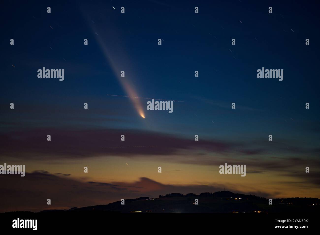 Der Komet Tsuchinshan-Atlas kreist seit 80,000 Jahren im Orbit. Am Samstag war er über Österreich zu sehen. Das Foto war in Wartberg ob der Aist, eine Marktgemeinde in Oberösterreich im Bezirk Freistadt im Mühlviertel aufgenommen. // der Komet Tsuchinshan-ATLAS umkreist seit 80.000 Jahren. Am Samstag war sie über Österreich sichtbar. Das Foto wurde in Wartberg ob der Aist, einer Marktstadt in Oberösterreich, im Landkreis Freistadt im Mühlviertel aufgenommen. - 20241013 PD14652 Credit: APA-PictureDesk/Alamy Live News Stockfoto