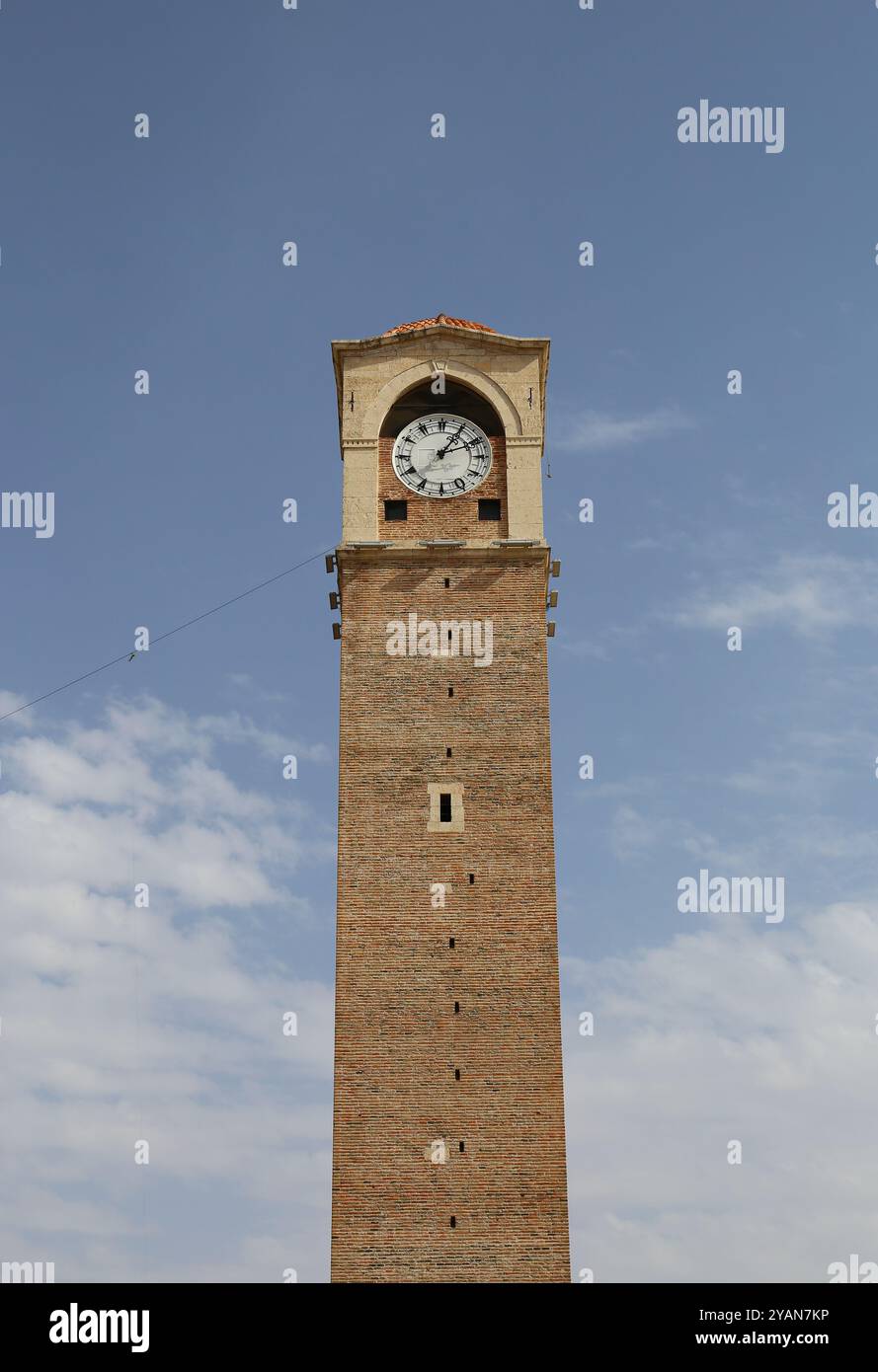 Der große Uhrenturm aka Buyuk Saat mit blauem Himmel Hintergrund in Adana, Türkei Stockfoto