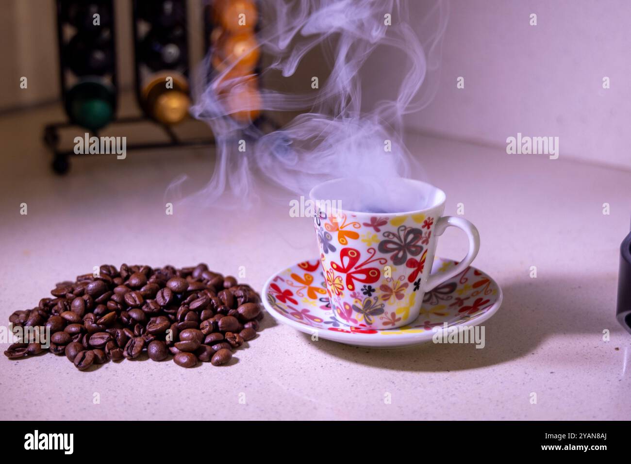 Frisch gebrühter Kaffee mit aromatischen Bohnen und Kapselhalter Stockfoto