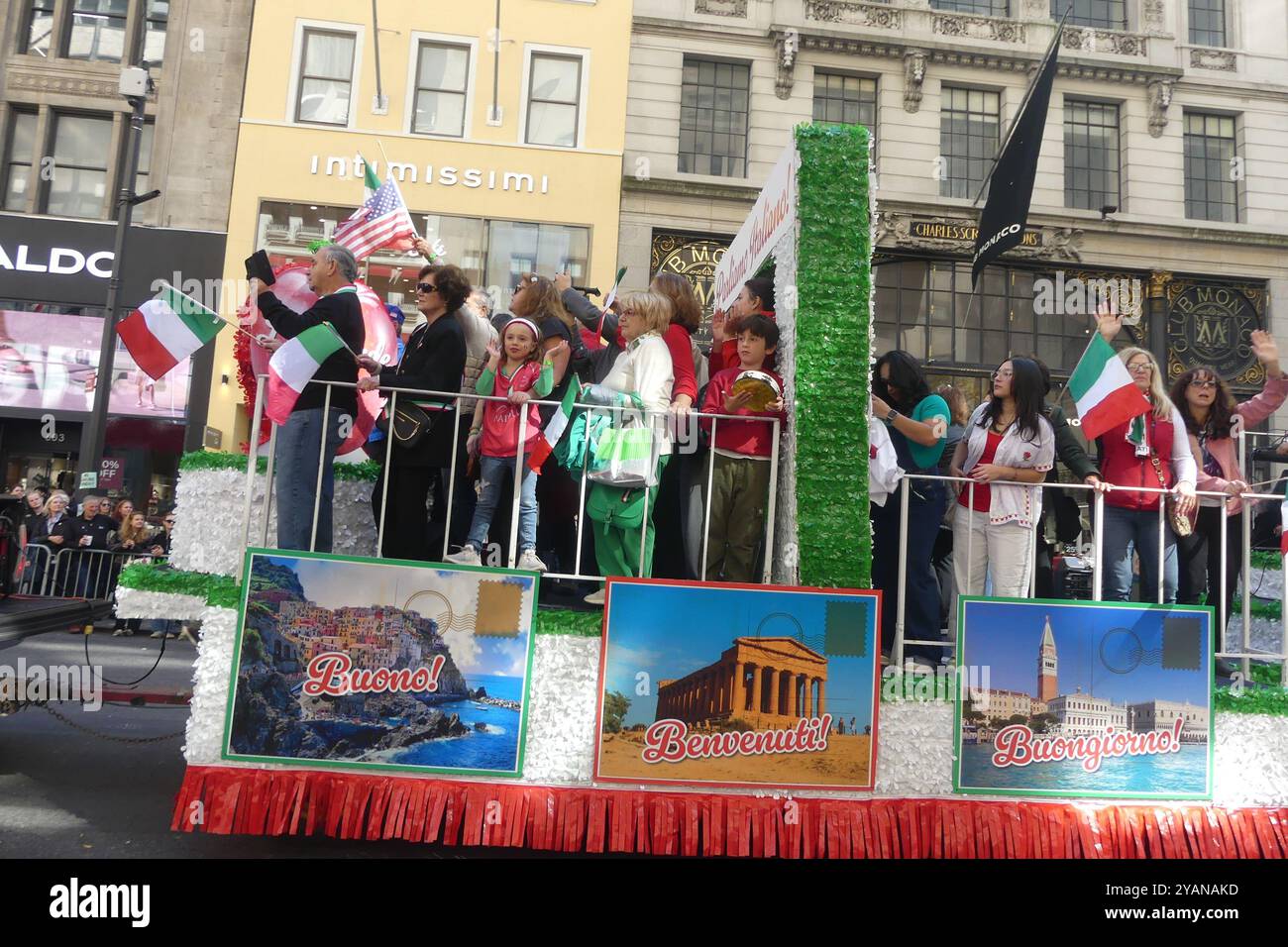 5th St & Fifth Ave, Midtown Manhattan, New York, NY 10022. Oktober 2024. Manhattans jährliches Spektakel der Columbus Day Parade zeigt die Beiträge der italienisch-amerikanischen Gemeinschaft in New York. Quelle: ©Julia Mineeva/EGBN TV News/Alamy Live News Stockfoto