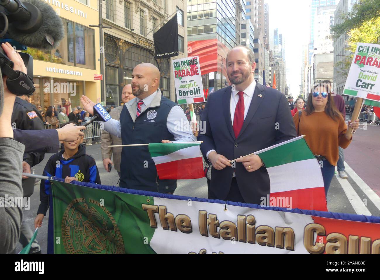 5th St & Fifth Ave, Midtown Manhattan, New York, NY 10022. Oktober 2024. Manhattans jährliches Spektakel der Columbus Day Parade zeigt die Beiträge der italienisch-amerikanischen Gemeinschaft in New York. Quelle: ©Julia Mineeva/EGBN TV News/Alamy Live News Stockfoto