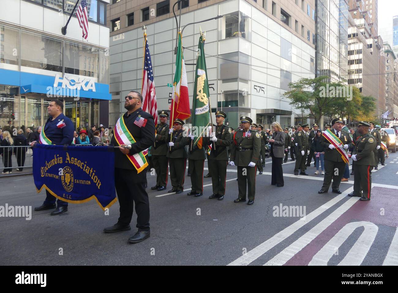 5th St & Fifth Ave, Midtown Manhattan, New York, NY 10022. Oktober 2024. Manhattans jährliches Spektakel der Columbus Day Parade zeigt die Beiträge der italienisch-amerikanischen Gemeinschaft in New York. Quelle: ©Julia Mineeva/EGBN TV News/Alamy Live News Stockfoto