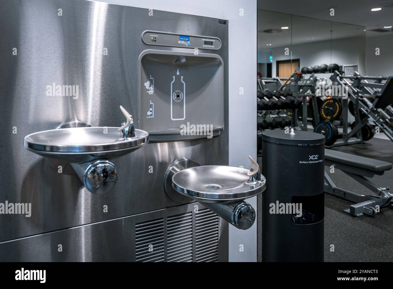 Trinkwasserbrunnen in einem Fitnessstudio Stockfoto