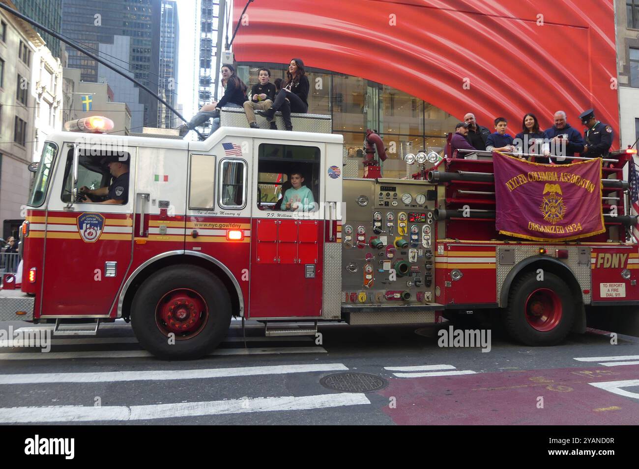 5th St & Fifth Ave, Midtown Manhattan, New York, NY 10022. Oktober 2024. Die New York Fire Department NYFD wird auf der jährlichen Columbus Day Parade in New York präsentiert. Quelle: ©Julia Mineeva/EGBN TV News/Alamy Live News Stockfoto