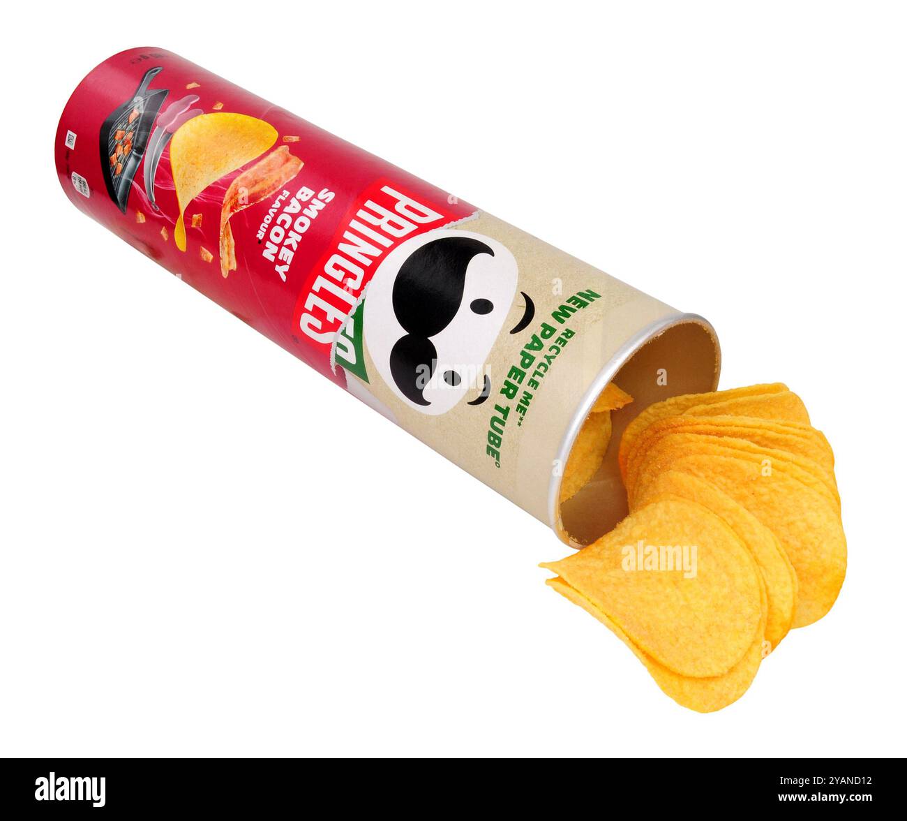 Pringles pikante Snacks mit rauchigem Speckgeschmack in einer wiederverwertbaren 185-g-Papierröhre Stockfoto