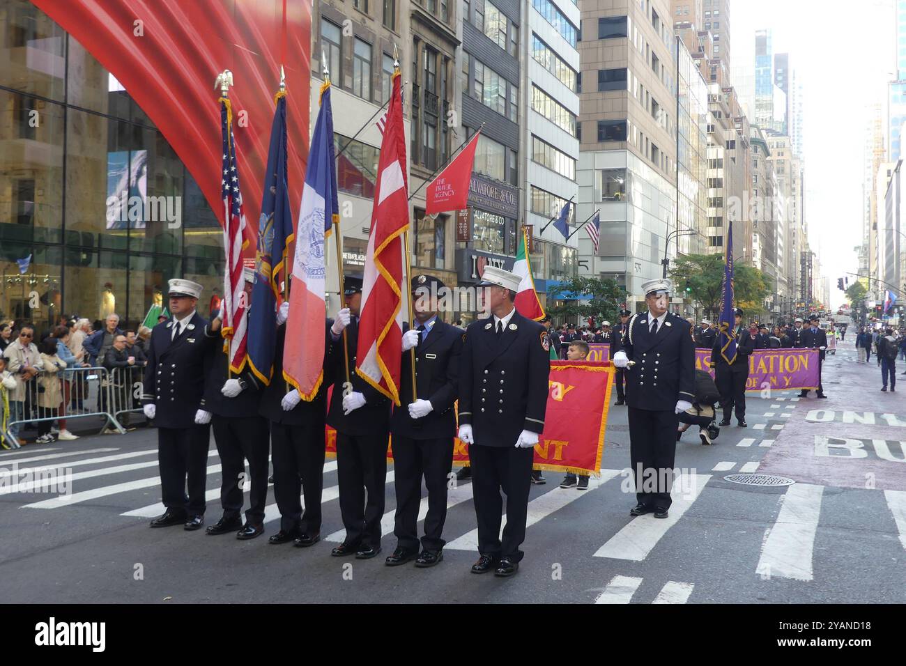 5th St & Fifth Ave, Midtown Manhattan, New York, NY 10022. Oktober 2024. Die New York Fire Department NYFD wird auf der jährlichen Columbus Day Parade in New York präsentiert. Quelle: ©Julia Mineeva/EGBN TV News/Alamy Live News Stockfoto