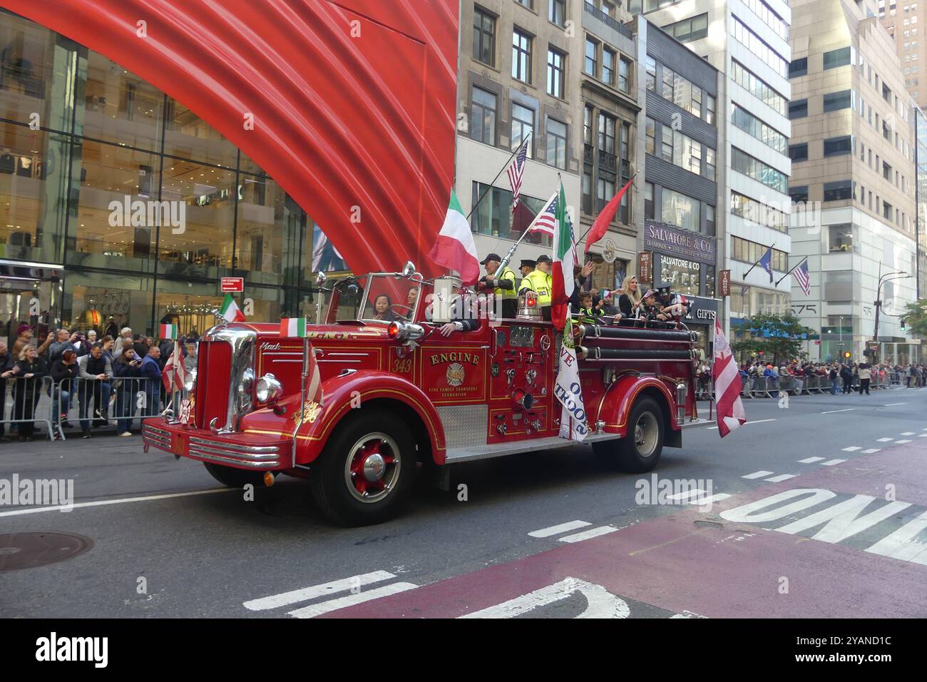 5th St & Fifth Ave, Midtown Manhattan, New York, NY 10022. Oktober 2024. Die New York Fire Department NYFD wird auf der jährlichen Columbus Day Parade in New York präsentiert. Quelle: ©Julia Mineeva/EGBN TV News/Alamy Live News Stockfoto