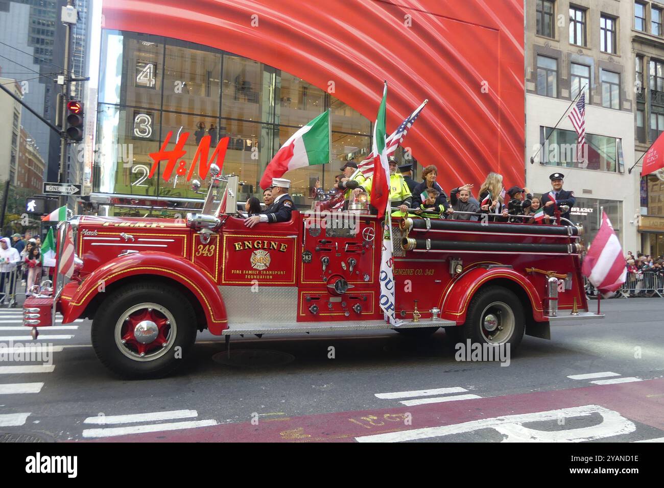 5th St & Fifth Ave, Midtown Manhattan, New York, NY 10022. Oktober 2024. Die New York Fire Department NYFD wird auf der jährlichen Columbus Day Parade in New York präsentiert. Quelle: ©Julia Mineeva/EGBN TV News/Alamy Live News Stockfoto