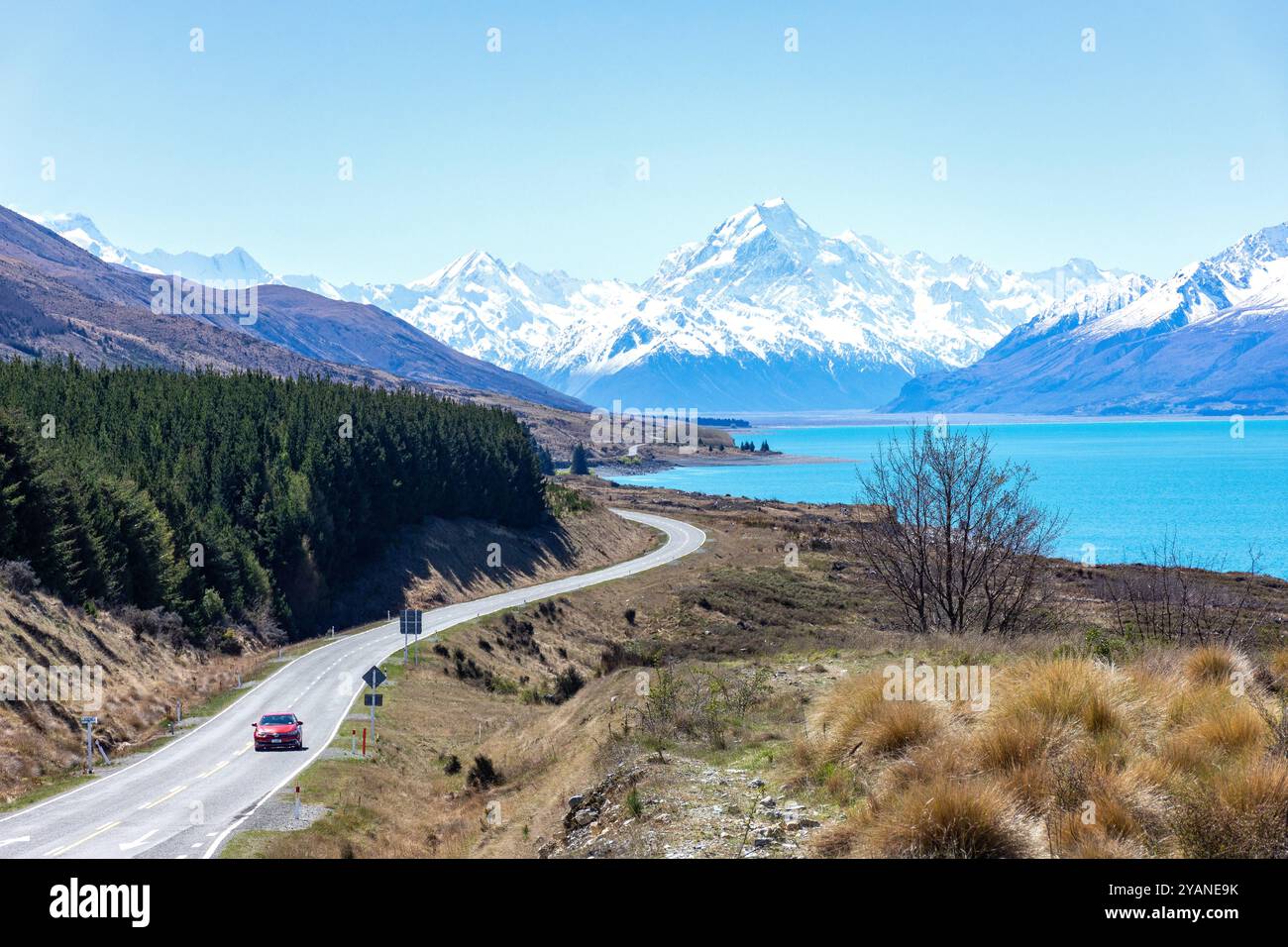 Blick auf den Lake Pukaki (Pūkaki) und Mount Cook (Aoraki) vom State Highway 80, Canterbury, Südinsel, Neuseeland Stockfoto