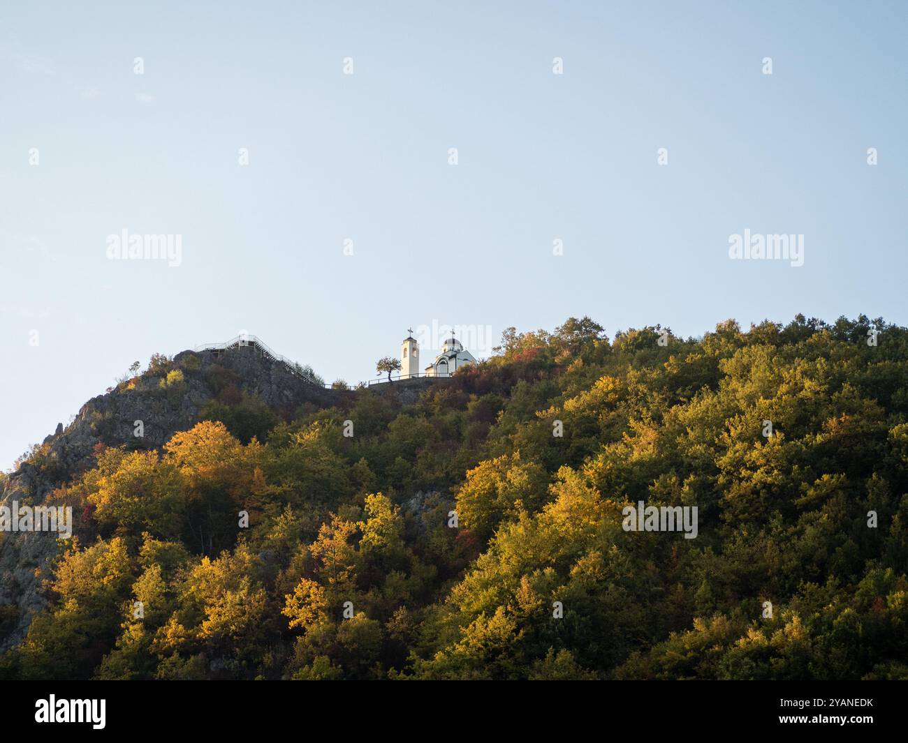 Lukovo, Serbien - 15. oktober 2024: Lukovo Spa (Lukovska banja) touristisches Wahrzeichen orthodoxe Kirche st. Georg prächtige Sehenswürdigkeiten Stockfoto