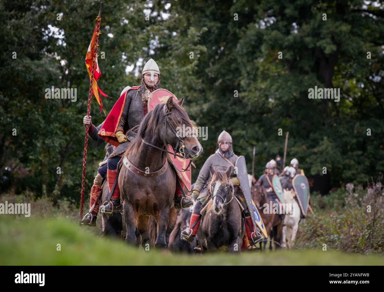 Die Kavallerie führte den Weg zur entscheidenden Schlacht von Hastings von 1066 in der Schlacht East Sussex, Großbritannien Stockfoto