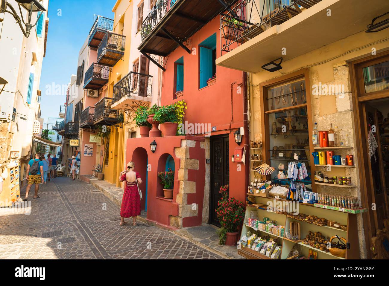 Altstadt von Chania Kreta, Blick auf eine farbenfrohe Straße in der malerischen venezianischen Altstadt von Chania (Hania), Kreta, Griechenland Stockfoto